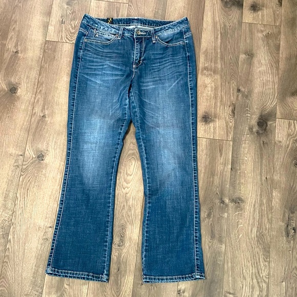 BOOTCUT AURA DENIM JEANS WITH BUTTON BACK POCKETS. SIZE 10. - Picture 3 of 9